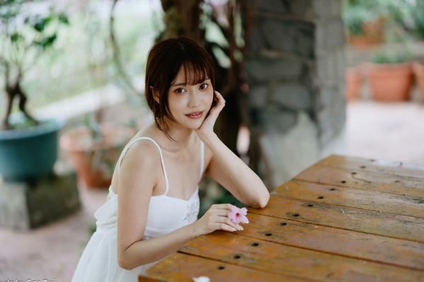    惠宁 - 富锦街清新气质写真，白色吊带长裙文艺少女，静谧时光优雅随拍 [93P]第28张图片