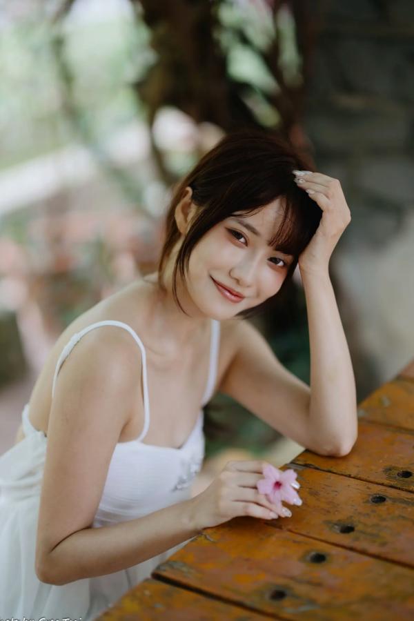    惠宁 - 富锦街清新气质写真，白色吊带长裙文艺少女，静谧时光优雅随拍 [93P]第29张图片