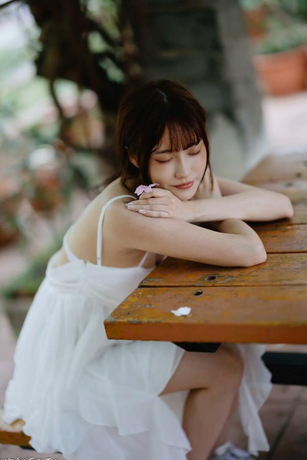    惠宁 - 富锦街清新气质写真，白色吊带长裙文艺少女，静谧时光优雅随拍 [93P]第31张图片