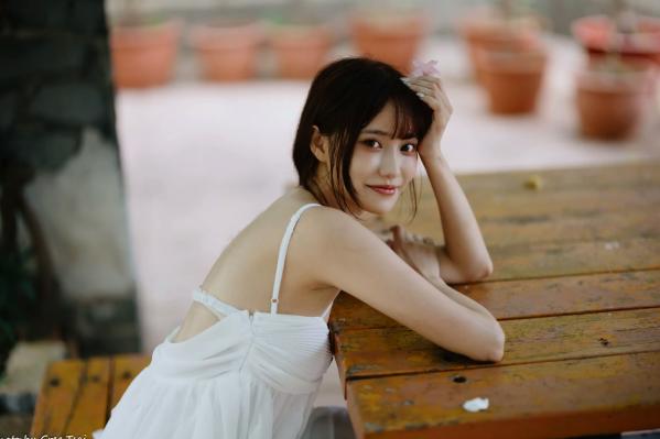    惠宁 - 富锦街清新气质写真，白色吊带长裙文艺少女，静谧时光优雅随拍 [93P]第33张图片