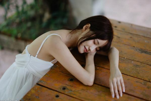    惠宁 - 富锦街清新气质写真，白色吊带长裙文艺少女，静谧时光优雅随拍 [93P]第34张图片