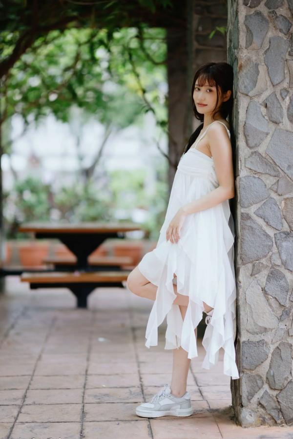    惠宁 - 富锦街清新气质写真，白色吊带长裙文艺少女，静谧时光优雅随拍 [93P]第35张图片