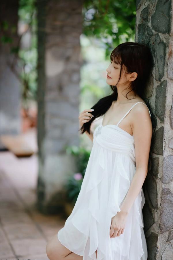    惠宁 - 富锦街清新气质写真，白色吊带长裙文艺少女，静谧时光优雅随拍 [93P]第36张图片