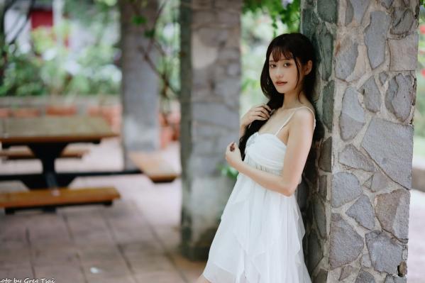    惠宁 - 富锦街清新气质写真，白色吊带长裙文艺少女，静谧时光优雅随拍 [93P]第37张图片