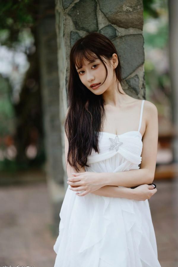    惠宁 - 富锦街清新气质写真，白色吊带长裙文艺少女，静谧时光优雅随拍 [93P]第39张图片