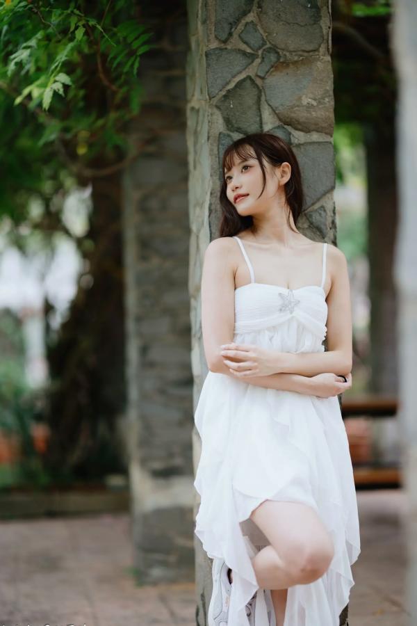    惠宁 - 富锦街清新气质写真，白色吊带长裙文艺少女，静谧时光优雅随拍 [93P]第40张图片