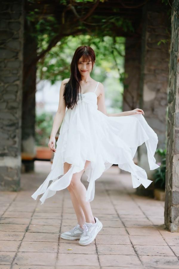    惠宁 - 富锦街清新气质写真，白色吊带长裙文艺少女，静谧时光优雅随拍 [93P]第42张图片