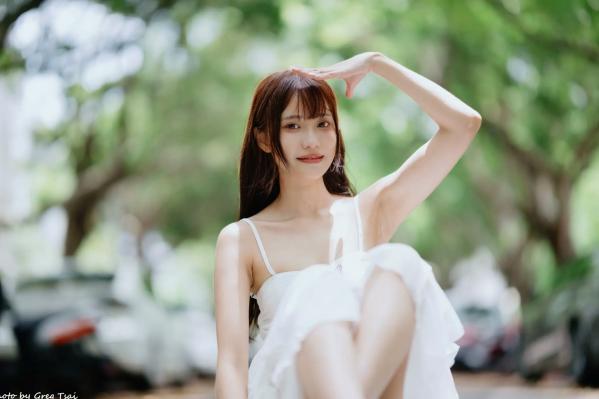    惠宁 - 富锦街清新气质写真，白色吊带长裙文艺少女，静谧时光优雅随拍 [93P]第50张图片