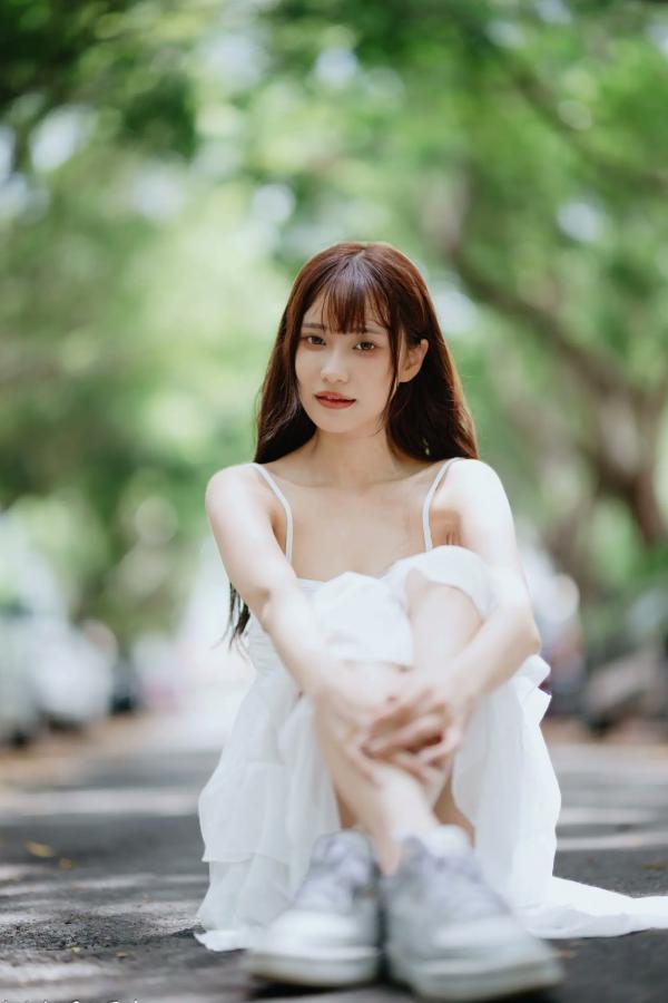    惠宁 - 富锦街清新气质写真，白色吊带长裙文艺少女，静谧时光优雅随拍 [93P]第51张图片