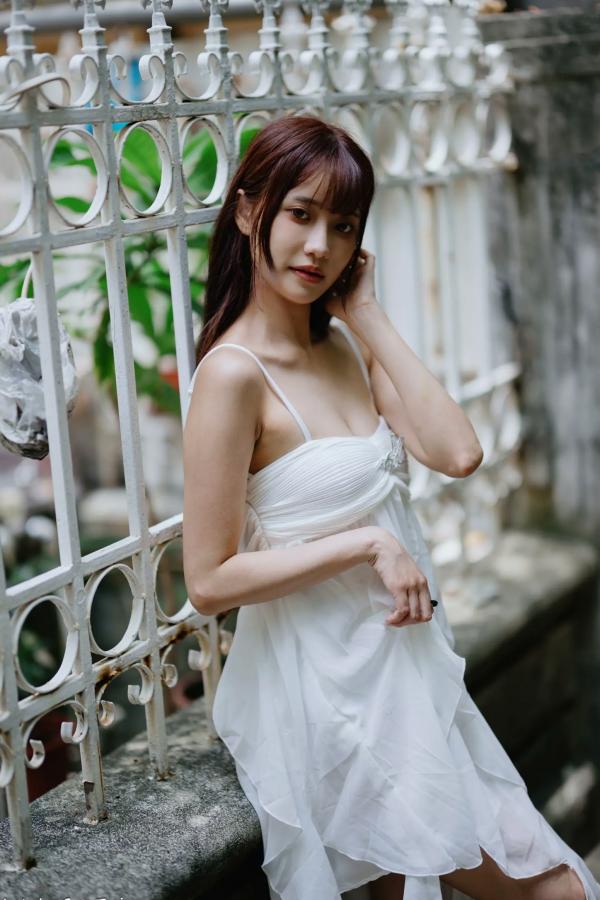    惠宁 - 富锦街清新气质写真，白色吊带长裙文艺少女，静谧时光优雅随拍 [93P]第54张图片