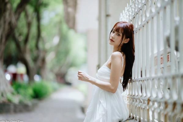    惠宁 - 富锦街清新气质写真，白色吊带长裙文艺少女，静谧时光优雅随拍 [93P]第57张图片