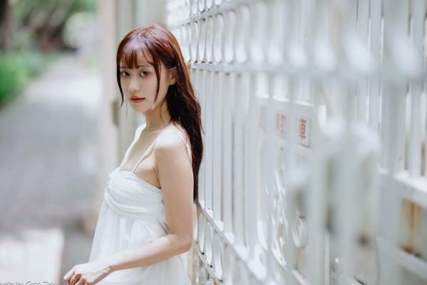    惠宁 - 富锦街清新气质写真，白色吊带长裙文艺少女，静谧时光优雅随拍 [93P]第58张图片