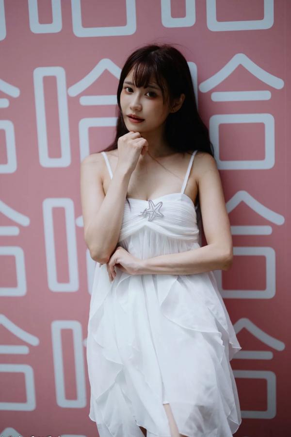   惠宁 - 富锦街清新气质写真，白色吊带长裙文艺少女，静谧时光优雅随拍 [93P]第64张图片