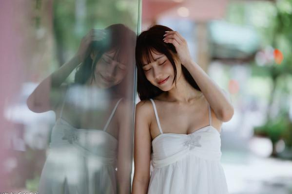    惠宁 - 富锦街清新气质写真，白色吊带长裙文艺少女，静谧时光优雅随拍 [93P]第71张图片