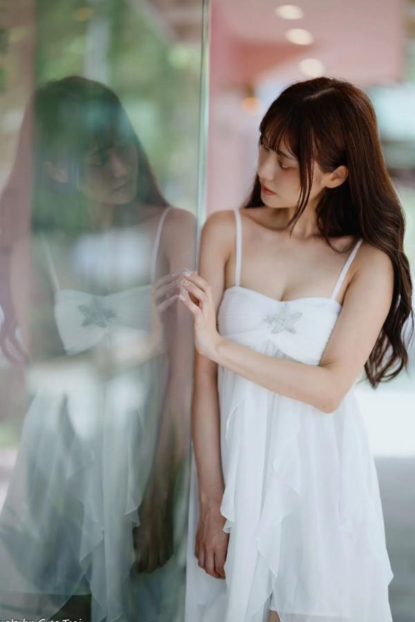    惠宁 - 富锦街清新气质写真，白色吊带长裙文艺少女，静谧时光优雅随拍 [93P]第72张图片