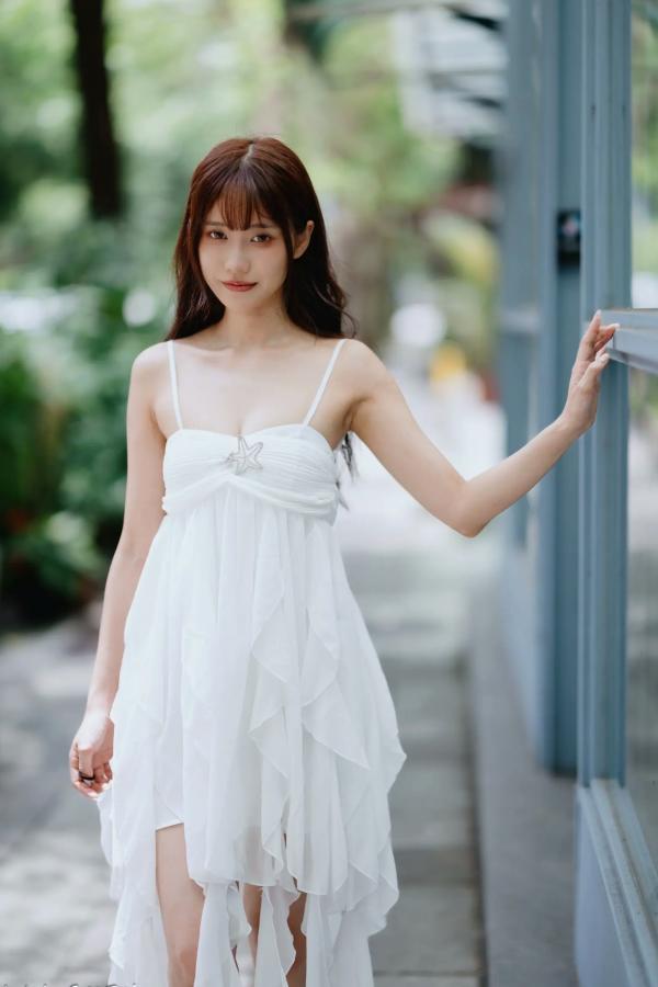    惠宁 - 富锦街清新气质写真，白色吊带长裙文艺少女，静谧时光优雅随拍 [93P]第75张图片