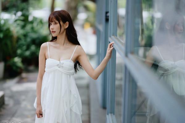    惠宁 - 富锦街清新气质写真，白色吊带长裙文艺少女，静谧时光优雅随拍 [93P]第76张图片