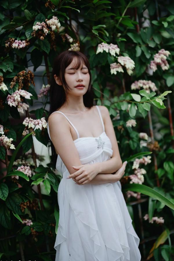    惠宁 - 富锦街清新气质写真，白色吊带长裙文艺少女，静谧时光优雅随拍 [93P]第90张图片