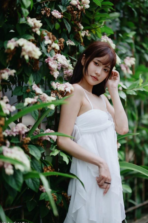    惠宁 - 富锦街清新气质写真，白色吊带长裙文艺少女，静谧时光优雅随拍 [93P]第92张图片