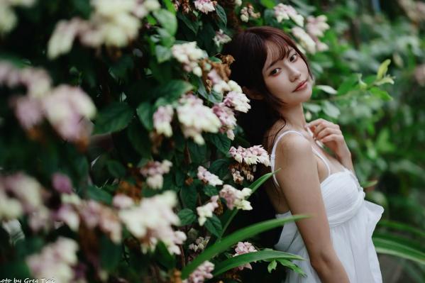    惠宁 - 富锦街清新气质写真，白色吊带长裙文艺少女，静谧时光优雅随拍 [93P]第93张图片