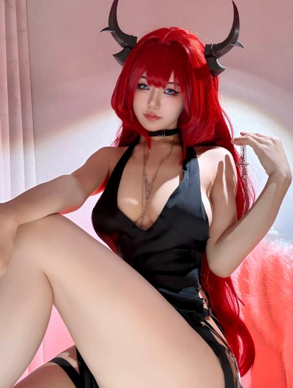    小仓千代w - 明日方舟 史尔特尔 COS私房照，冷艳红发恶魔造型，极致身材性感演绎，绝美角色扮演大尺度精品套图第13张图片