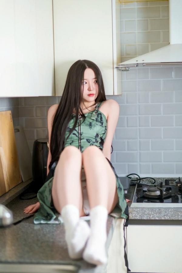    Yeolmu 居家室内私房写真，楼梯与厨房场景下的清新甜美大尺度诱惑，极致白嫩身姿高清套图第12张图片