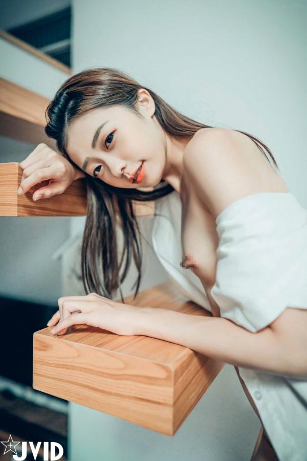    JVID-妍妍《校服诱惑》极品私房写真-同母異父兄妹相姦-2021.04.27第129张图片