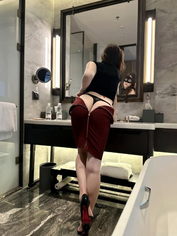    可可西yyy - 神秘面具蒙面女侠系列，红色包臀裙私房写真，极致性感高跟鞋诱惑套图第15张图片