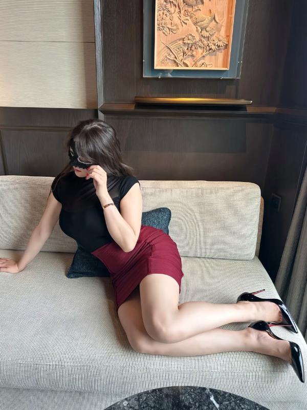    可可西yyy - 神秘面具蒙面女侠系列，红色包臀裙私房写真，极致性感高跟鞋诱惑套图第35张图片