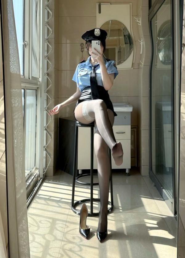    不可爱羚 – 警花制服诱惑cosplay，黑丝美腿高跟鞋室内阳光写真 [48P]第1张图片