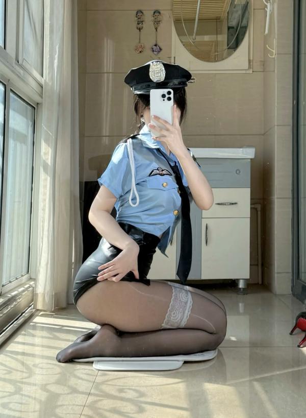    不可爱羚 – 警花制服诱惑cosplay，黑丝美腿高跟鞋室内阳光写真 [48P]第3张图片