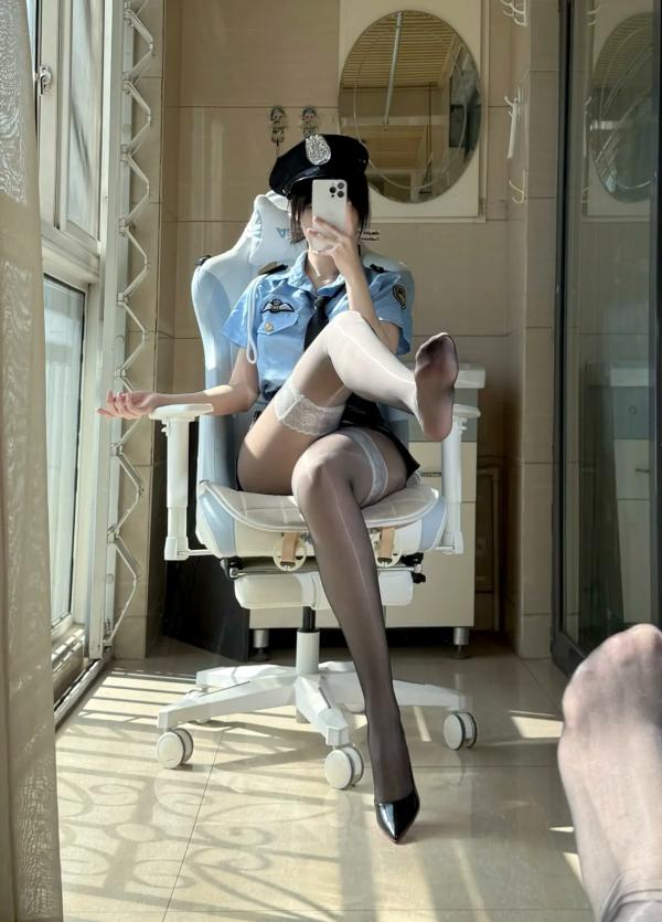    不可爱羚 – 警花制服诱惑cosplay，黑丝美腿高跟鞋室内阳光写真 [48P]第10张图片