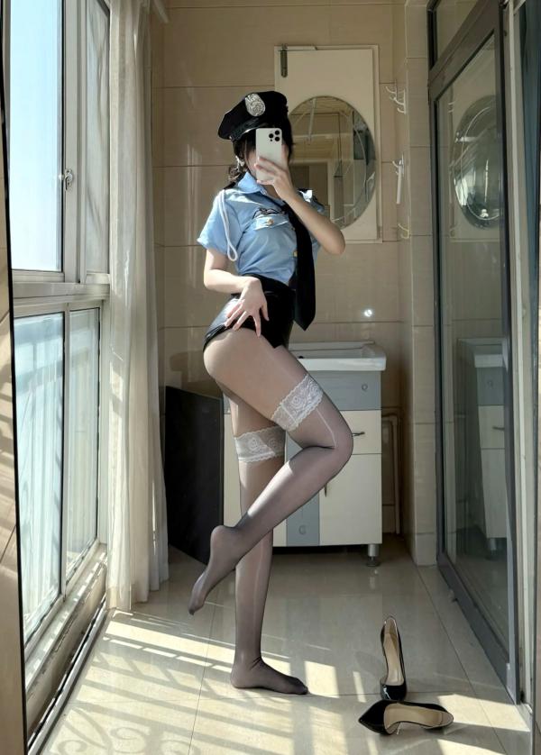    不可爱羚 – 警花制服诱惑cosplay，黑丝美腿高跟鞋室内阳光写真 [48P]第12张图片