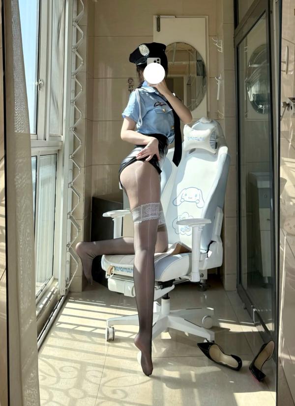    不可爱羚 – 警花制服诱惑cosplay，黑丝美腿高跟鞋室内阳光写真 [48P]第17张图片