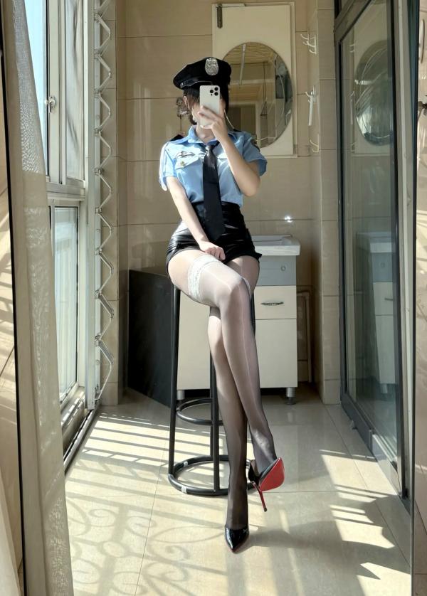    不可爱羚 – 警花制服诱惑cosplay，黑丝美腿高跟鞋室内阳光写真 [48P]第18张图片