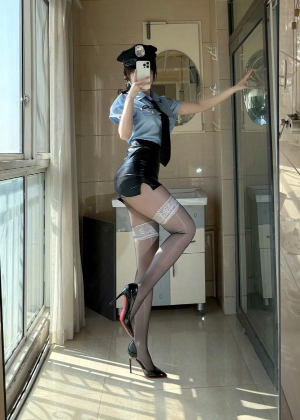    不可爱羚 – 警花制服诱惑cosplay，黑丝美腿高跟鞋室内阳光写真 [48P]第22张图片