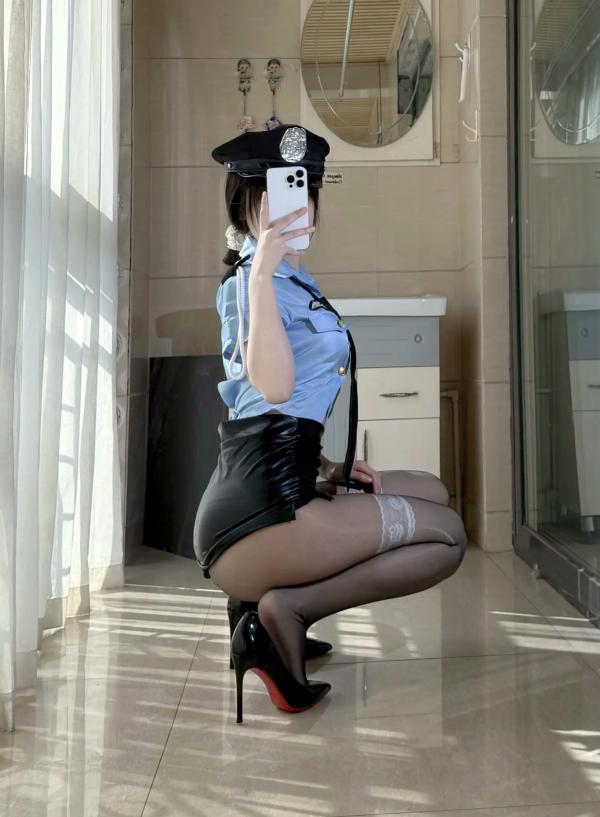    不可爱羚 – 警花制服诱惑cosplay，黑丝美腿高跟鞋室内阳光写真 [48P]第23张图片
