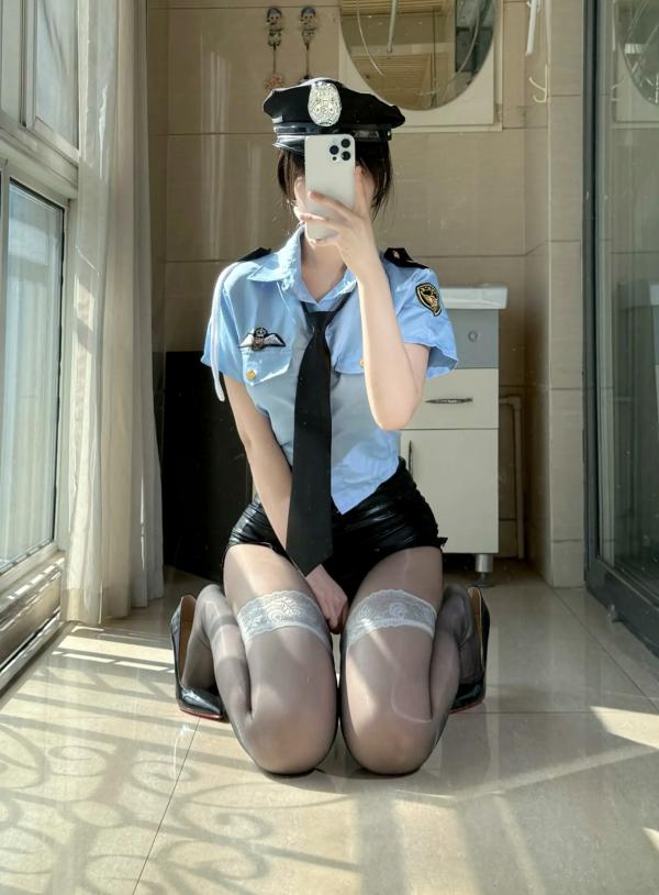    不可爱羚 – 警花制服诱惑cosplay，黑丝美腿高跟鞋室内阳光写真 [48P]第29张图片