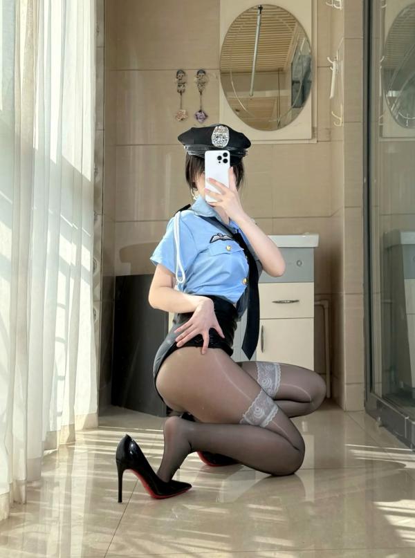   不可爱羚 – 警花制服诱惑cosplay，黑丝美腿高跟鞋室内阳光写真 [48P]第31张图片
