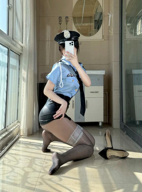    不可爱羚 – 警花制服诱惑cosplay，黑丝美腿高跟鞋室内阳光写真 [48P]第32张图片