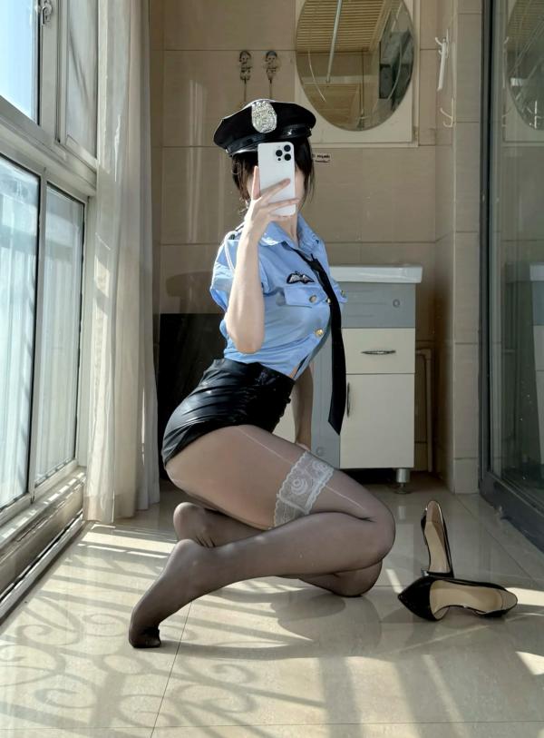    不可爱羚 – 警花制服诱惑cosplay，黑丝美腿高跟鞋室内阳光写真 [48P]第33张图片