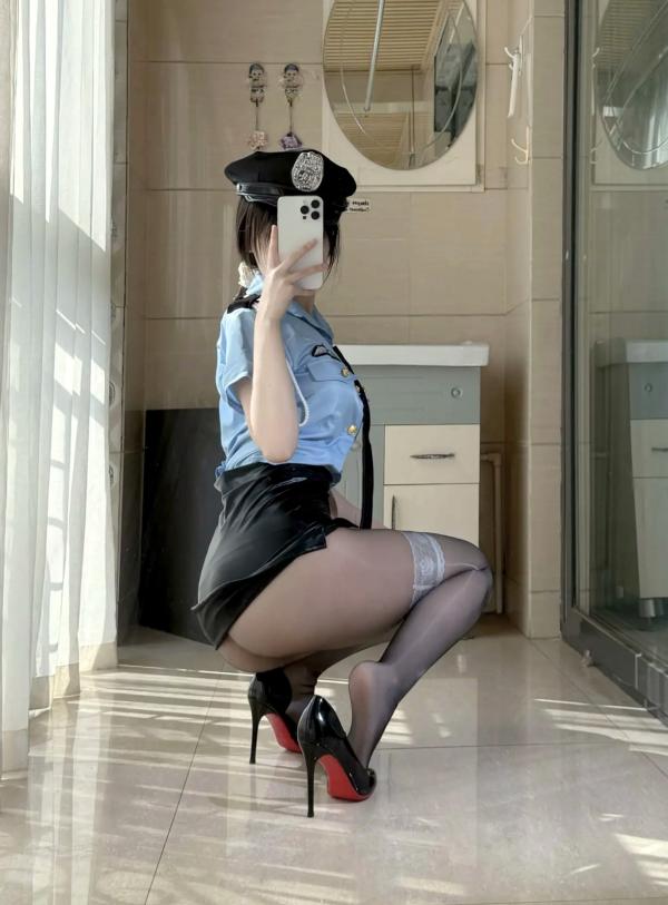    不可爱羚 – 警花制服诱惑cosplay，黑丝美腿高跟鞋室内阳光写真 [48P]第35张图片