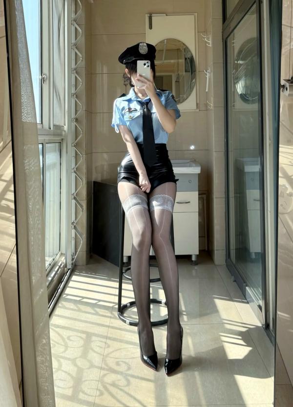    不可爱羚 – 警花制服诱惑cosplay，黑丝美腿高跟鞋室内阳光写真 [48P]第39张图片