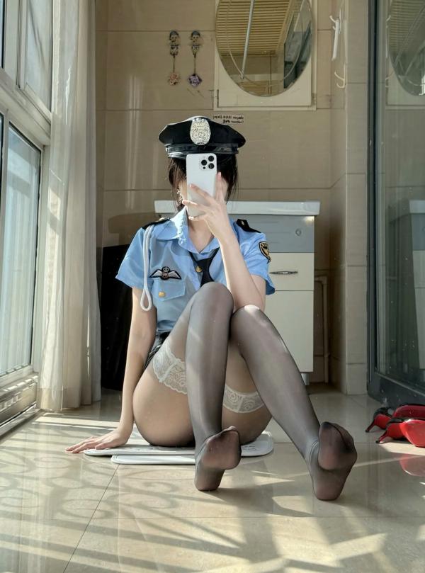    不可爱羚 – 警花制服诱惑cosplay，黑丝美腿高跟鞋室内阳光写真 [48P]第40张图片