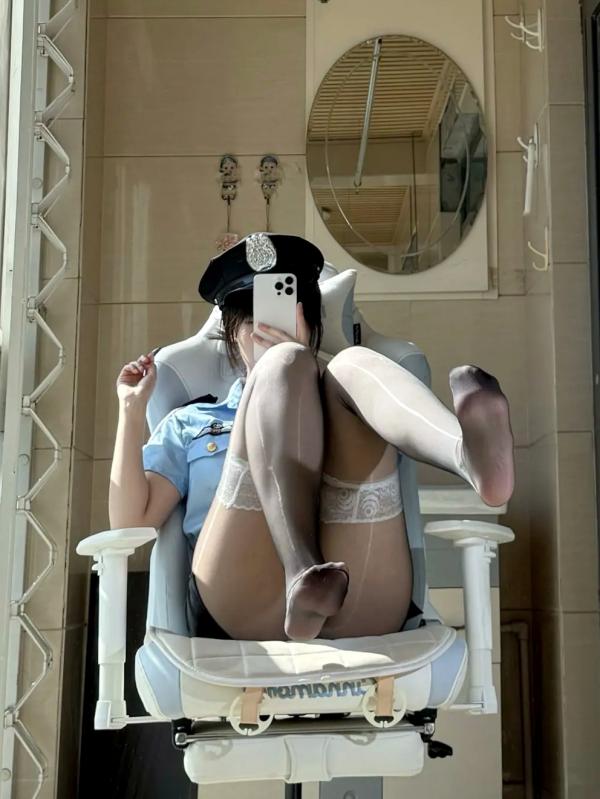    不可爱羚 – 警花制服诱惑cosplay，黑丝美腿高跟鞋室内阳光写真 [48P]第43张图片