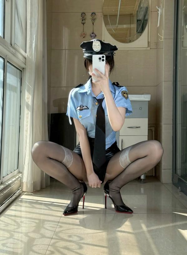   不可爱羚 – 警花制服诱惑cosplay，黑丝美腿高跟鞋室内阳光写真 [48P]第45张图片