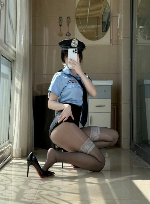    不可爱羚 – 警花制服诱惑cosplay，黑丝美腿高跟鞋室内阳光写真 [48P]第47张图片