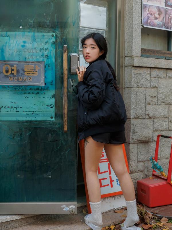    韩国美女SonSon私房写真：浴室湿身泡泡浴与泳池诱惑，大尺度桑拿房时间暂停视觉盛宴第1张图片