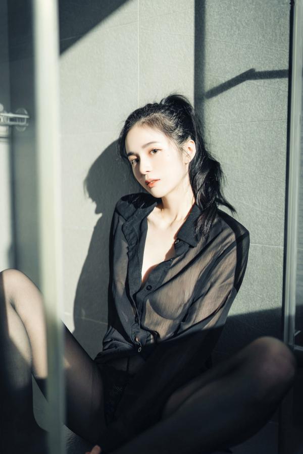    JVID-辰辰-我的女友这一次有点色有点甜-浴室湿身私房写真-透明罩衫黑丝极致诱惑-2022.04.05第34张图片