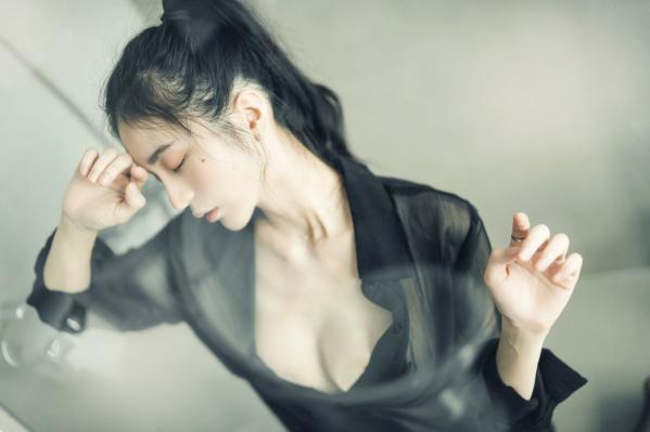    JVID-辰辰-我的女友这一次有点色有点甜-浴室湿身私房写真-透明罩衫黑丝极致诱惑-2022.04.05第38张图片